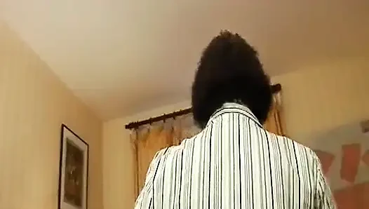 Büyük memeli Fransız orta yaşlı seksi kadın yarak emme gösterisinde sikiliyor
