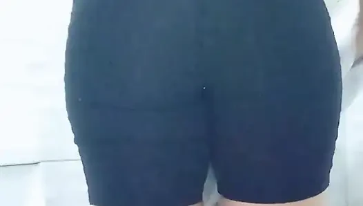 Ich ging ins fitnessstudio und masturbiert im badezimmer meine haarige muschi