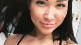 Эта симпатичная азиатская девушка знает, как снимать горячих русских парней