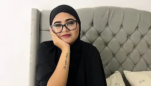 Dindar Müslüman üvey kız kardeş, inançlarını bir kenara bırakıp bir penis denemek için