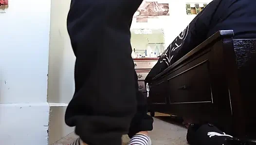 Schnüffeln und streicheln an meinen dreckigen socken
