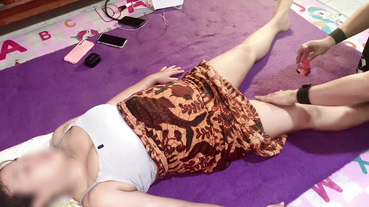Lucky masseuse, gets a woman with big