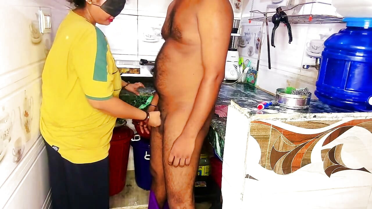 Suman'ın Dar Amı ve Götü Mutfakta Seksi Kocası Tarafından Sertçe Sikiliyor