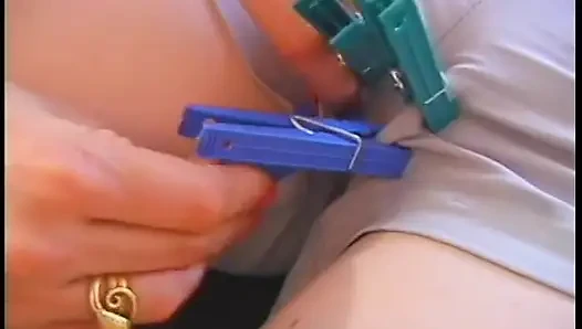 Cewek mungil rambut merah ngentot pakai strap-on kulit