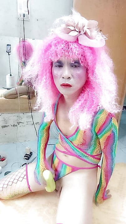 Transgender Le ifører sig sexet tøj og leger med kopper fulde af sæd. Kunstige patter