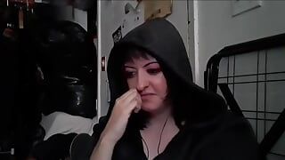 Goth camgirl vor der webcam SFW