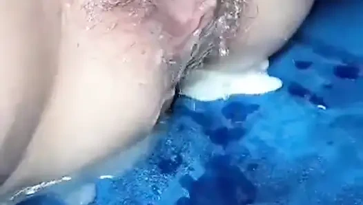 Reife schlampe probiert ein neues großes spielzeug in ihrer großen haarigen muschi, bis er einen großen squirt macht