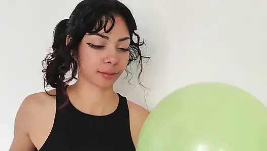 Looner latina mungil mendapat pijatan terapi balon warna-warni