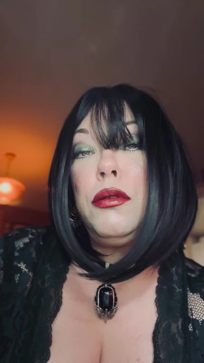 你的女主人Tina Snua用火种点燃香烟 - 大量漂泊和快速吸气 |剪辑 2