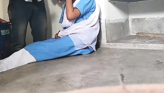 Gadis pelajar sedih banget gara-gara putus cinta sama pacarnya