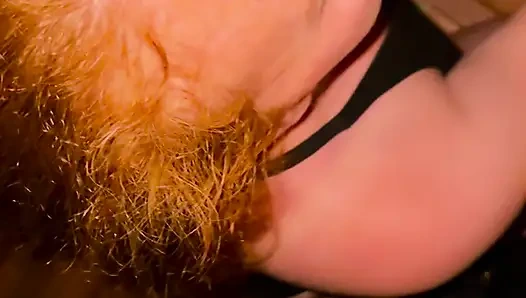Rothaarige heiße ehefrau auf den knien für halsfick blowjob bwc