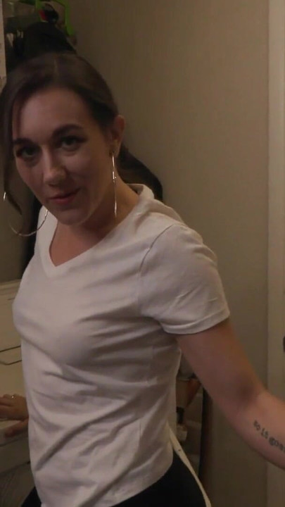 いたずらなシン・セージと恋人がセックスグッズで遊ぶ!クリップ1