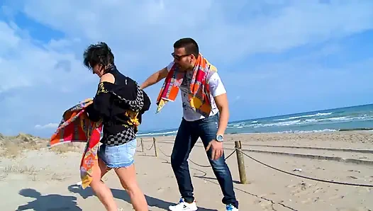 Plaj orospusu ve evde azgın sikiliyor