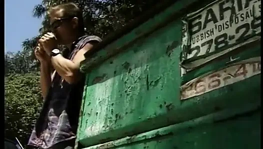 Брюнетка обожает, чтобы ее киску вылизали перед трахом на улице