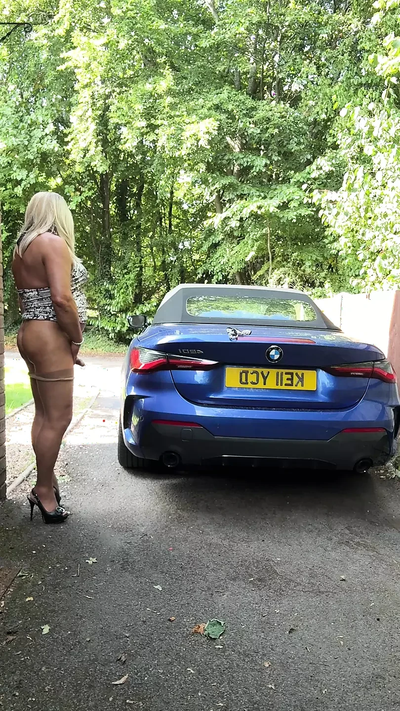 Sexy travestiet Kellycd2022 in witte jurk met dierenprint panty en hakken