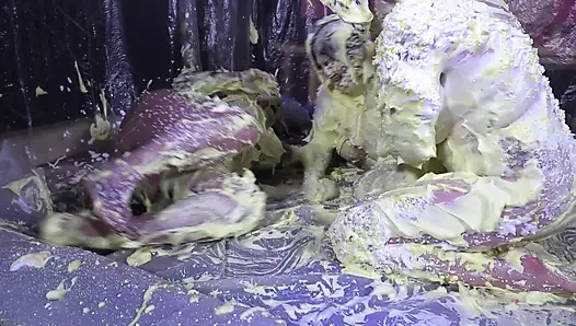 Cheyenne Hannah ve Skyler ile köpük eğlencesi