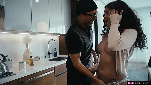 Archer Ali tatlı zenci götünü beyaz yarak üzerinde sektiriyor