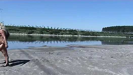 Ateşli sarışın plajda sert sikiliyor