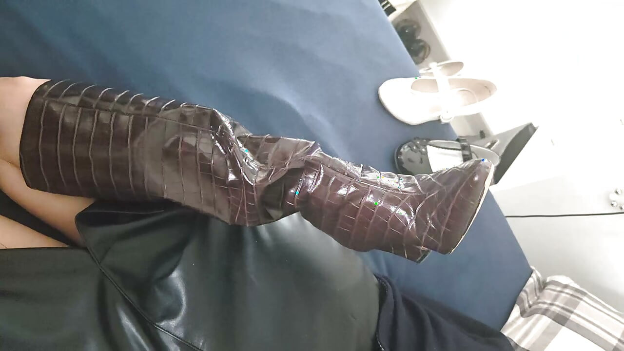 Uhvatila me kako poliram njene bordo čizme, broj 36