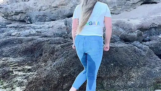 In Engen Jeans Am Öffentlichen Strand Pinkeln
