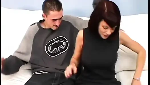 Si rambut merah berapi-api mendapat ngentot gaya doggy di sofa