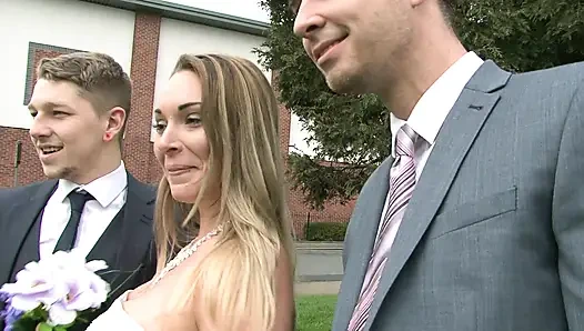 Cewek rambut cokelat dengan gaun pengantin dientot habis-habisan