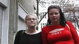 Супер возбужденные немецкие лесбиянки играют с кисками друг друга