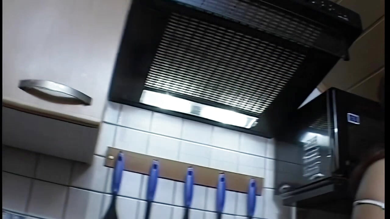 Peituda morena milf se masturba descontroladamente com objetos de cozinha