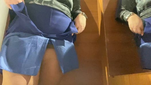 Une MILF pulpeuse dans la cabine d'essayage du centre commercial essaye des jupes