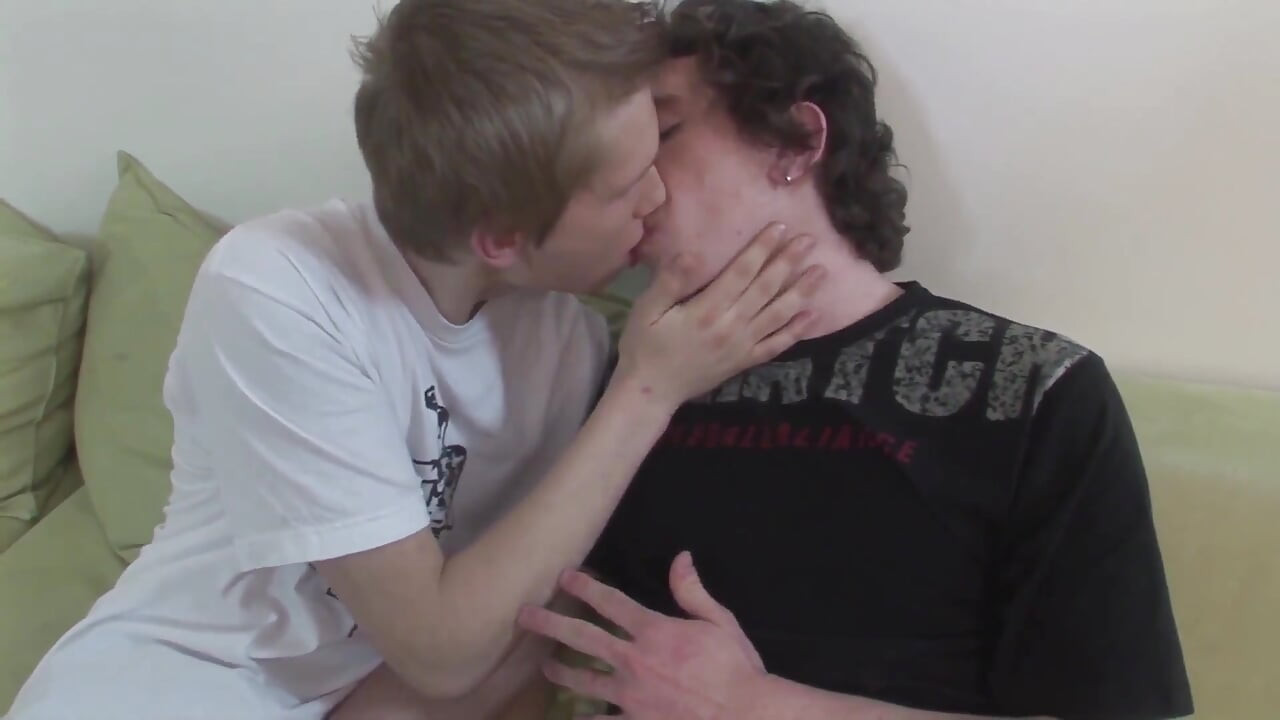 Exclusive video Bareback: Hot facial for this very horny gay slut