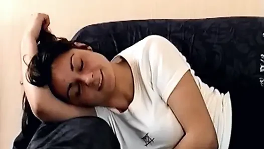 Esmer kadın kalın dildo ile kıllı amcığıyla oynuyor