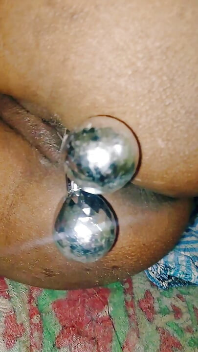 Akeli bhabhi ne chut ki chudai toy se kiya