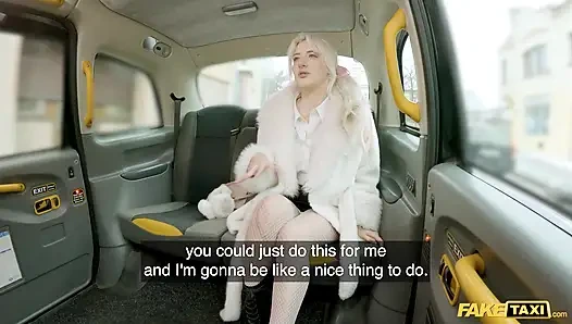 Pelayan rambut pirang dengan mata biru ini nggak sabar dientot habis-habisan - fake taxi