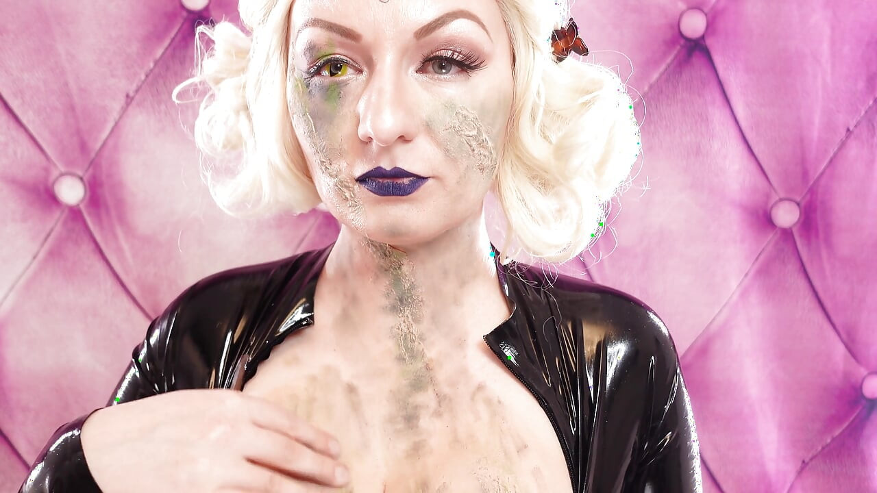 Make-up with scars in process - with liquid latex and cottonwool. (Arya Grander)