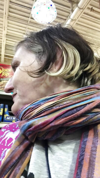 Îmi Expun Țâțele În Supermarket Pentru a-ți Arăta Cât De Frig a Fost!