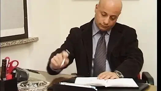 Haarige muschi lecken, ficken, fingern auf dem tisch im büro