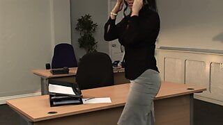 Une secrétaire sexy répond au téléphone pendant que son étalon se fait crémer le visage