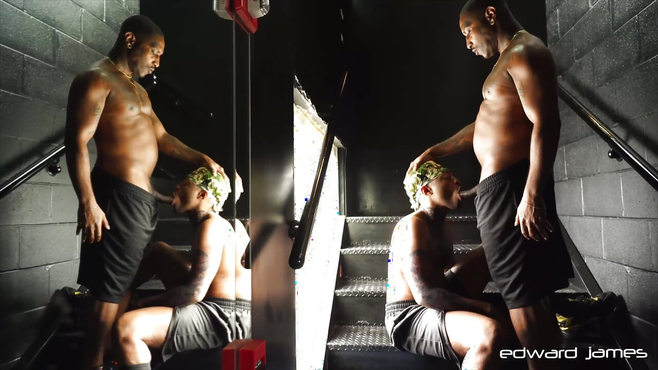 Ο EdwardJames Hakunabad υποτάσσεται σε ειδύλλια ωμά και πειράζοντας δύναμη στο γυμναστήριο