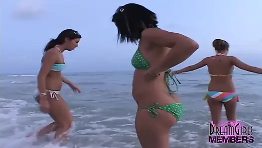 Три красотки ласкаются и получают топлесс на публичном пляже