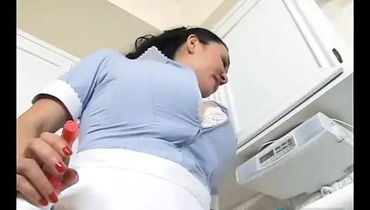 Jade feng si pembantu super semok lagi bersihin kontol cowok ini