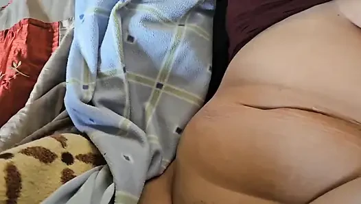 Sie masturbiert, und ich nutze die Gelegenheit, sie hineinzusetzen und darin zu kommen