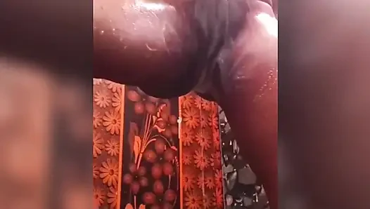 Ammu mencuci memeknya yang manis dengan sabun