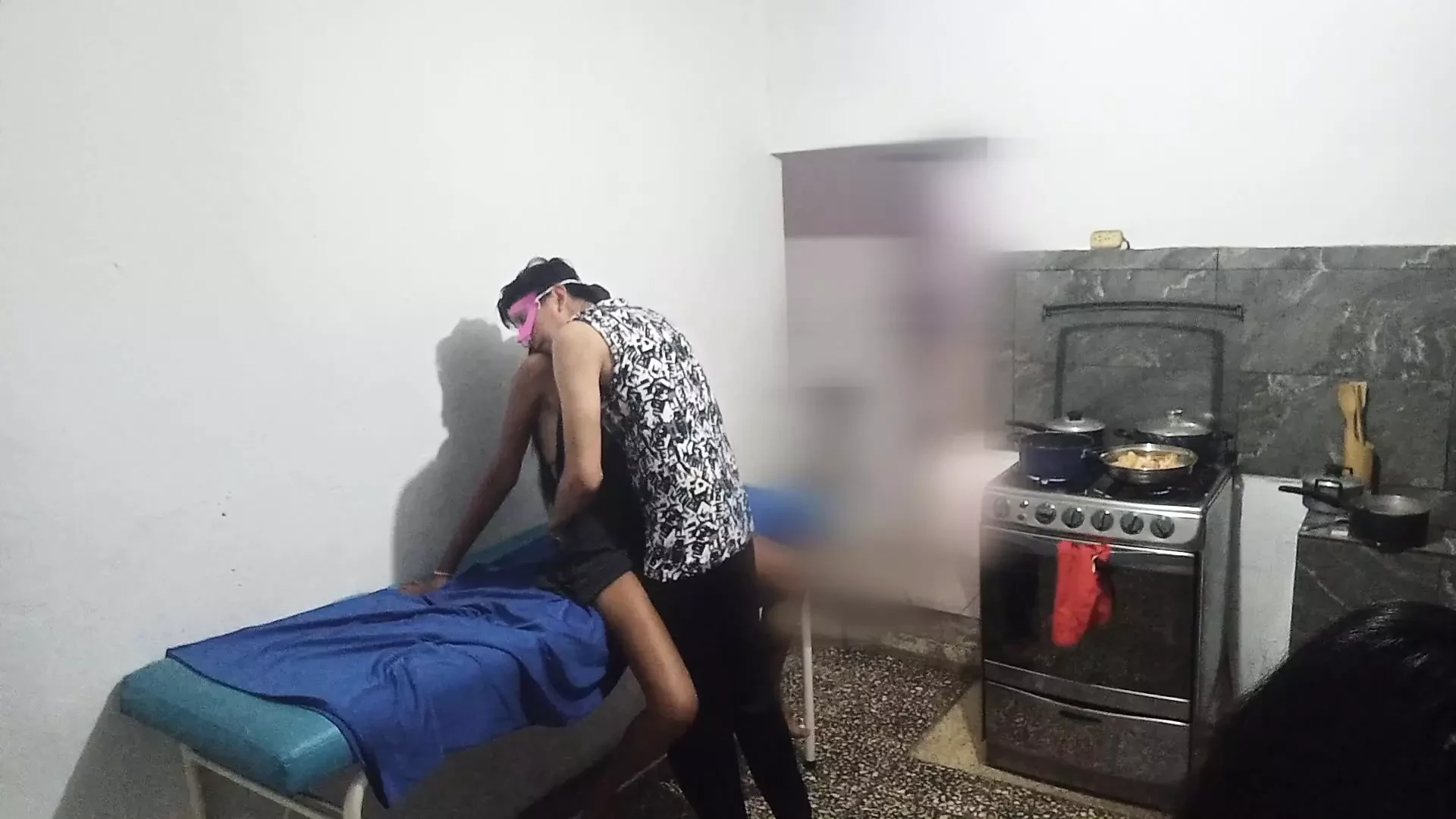我的八卦朋友正在和邻居调情。她是一个天赋婊子。