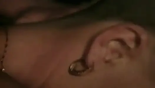 Büyük memeli orta yaşlı seksi kadın yüze boşalmaya kadar büyük zenci yarağına biniyor