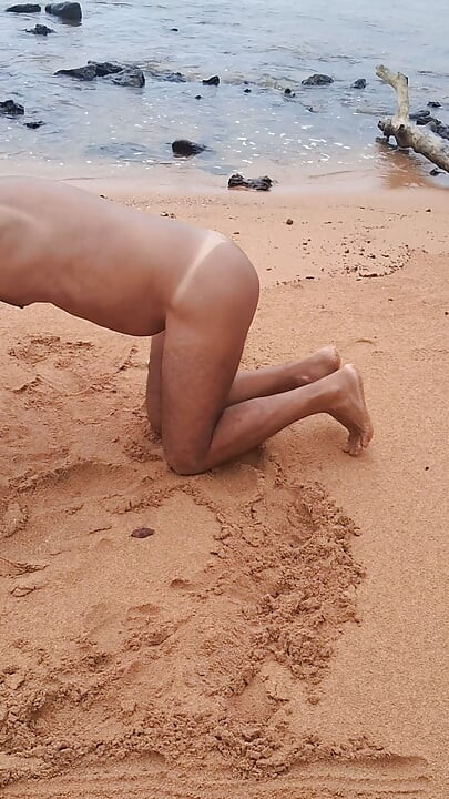 Ladysilva nago na plaży pokazuje swoją wielką, seksowną, opaloną dupę z linią od bikini