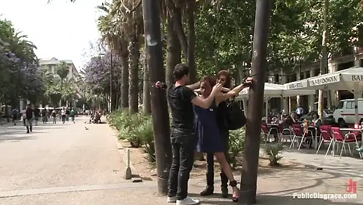 Cewek cantik Spanyol dientot tenggorokan di jalan terikat di depan kafe yang sibuk!