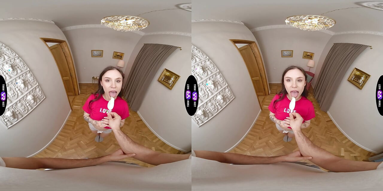 Mandy Moon spor salonundan sonra çay içmek yerine yarak emiyor - teenmegaworld