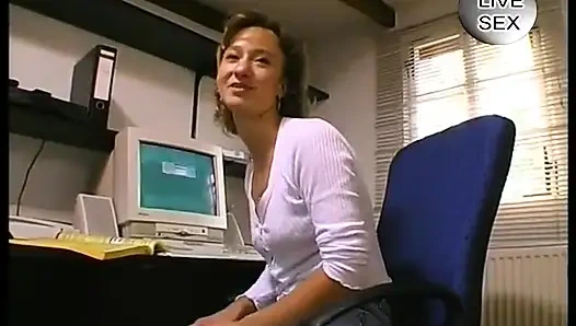 Pelacur dewasa rambut cokelat nyepong kontol setelah memeknya dientot pakai dildo