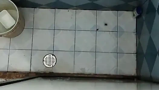 Aku nelpon adik iparku di kamar mandi dan merekamnya tanpa sepengetahuannya