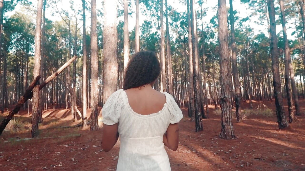 Prsatá latinoamerická amatérka šuká do de wild forrest